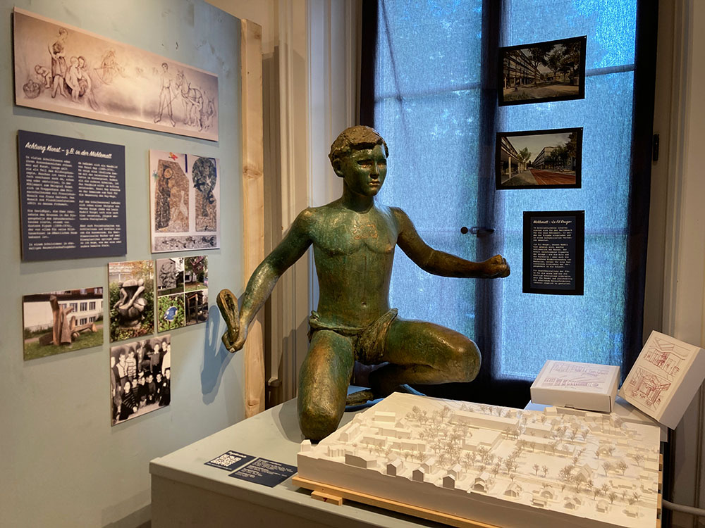 Gipsmodell vom Siegerprojekt «Le Fil Rouge» neben der bronzenen Brunnenfigur, die einst im Oberstufenschulhaus stand.