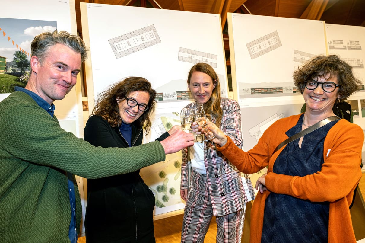 Die Gewinnner:innen des Wettbewerbsprojekts: Andreas Hoffmann (Landschaftsarchitekt Hoffmann & Müller), Nicole Deiss (Neon Deiss), Michèle Mambourg (Neon Deiss) und Barbara Wiskemann (Neon Deiss).