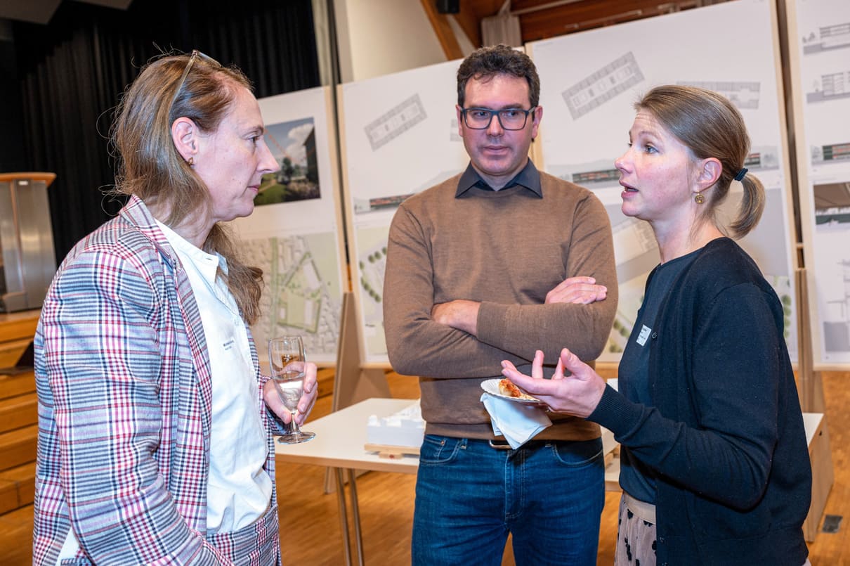 Michèle Mambourg (Inhaberin/Geschäftsleitung Neon Deiss), Lorenz Perren (Komitee Neubau Mühlematt) und Rebekka Schaller (Komitee Neubau Mühlematt).