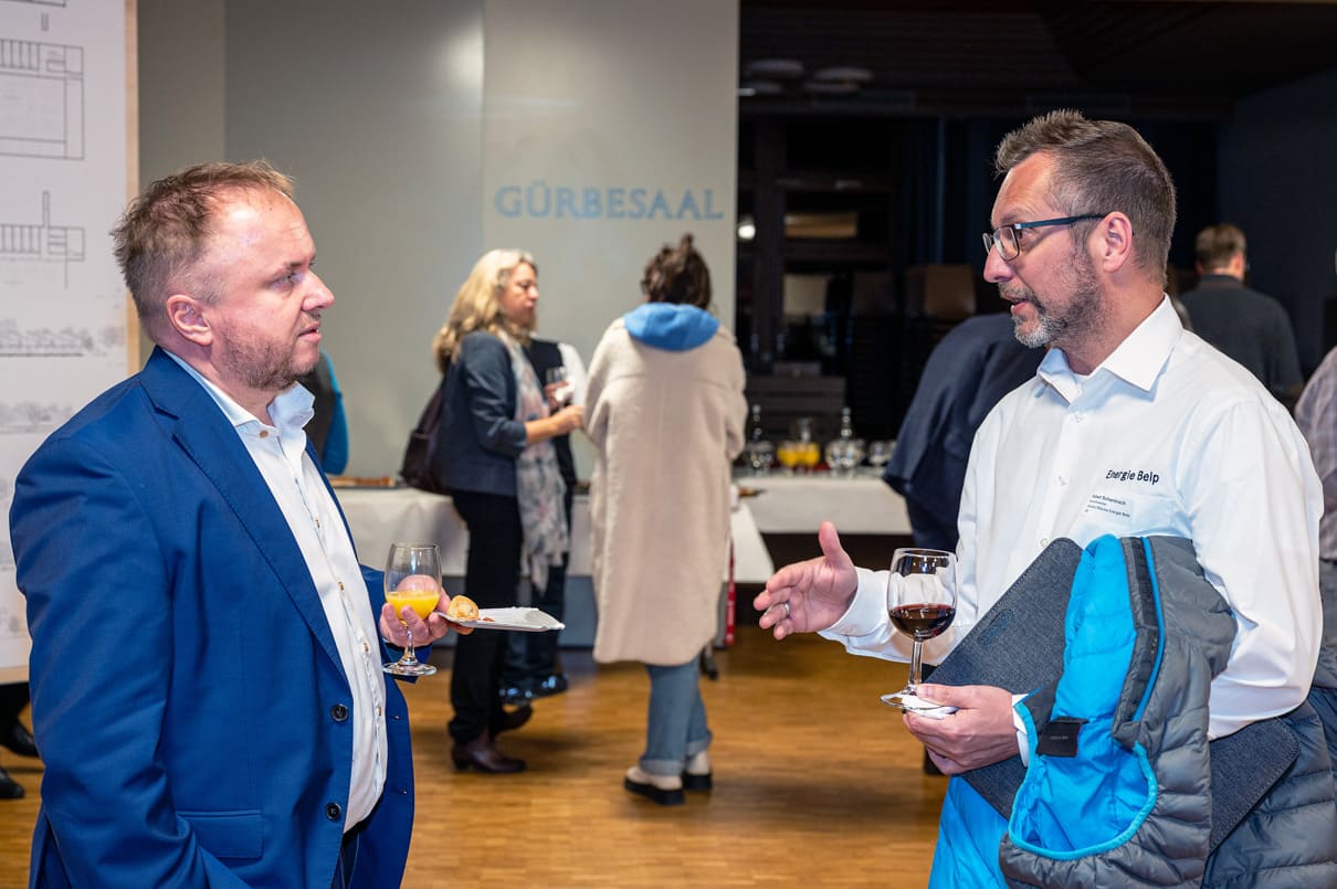 Gemeinderat Jean-Michel With im Gespräch mit Robert Schantroch (Bereichsleiter Wasser/Wärme Energie Belp AG)