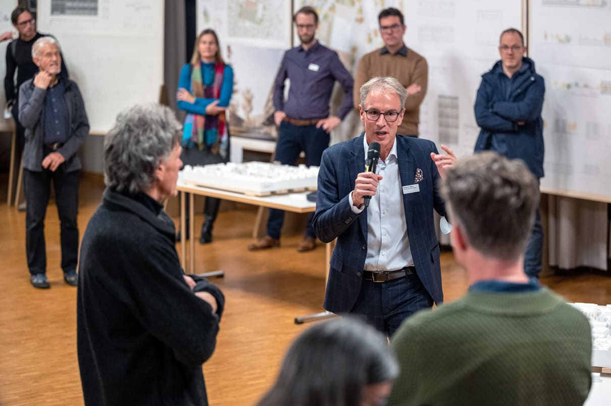 Benjamin Marti führt durch die Vernissage zur Ausstellung des Wettbewerbsprojekts Schulanlage Mühlematt.