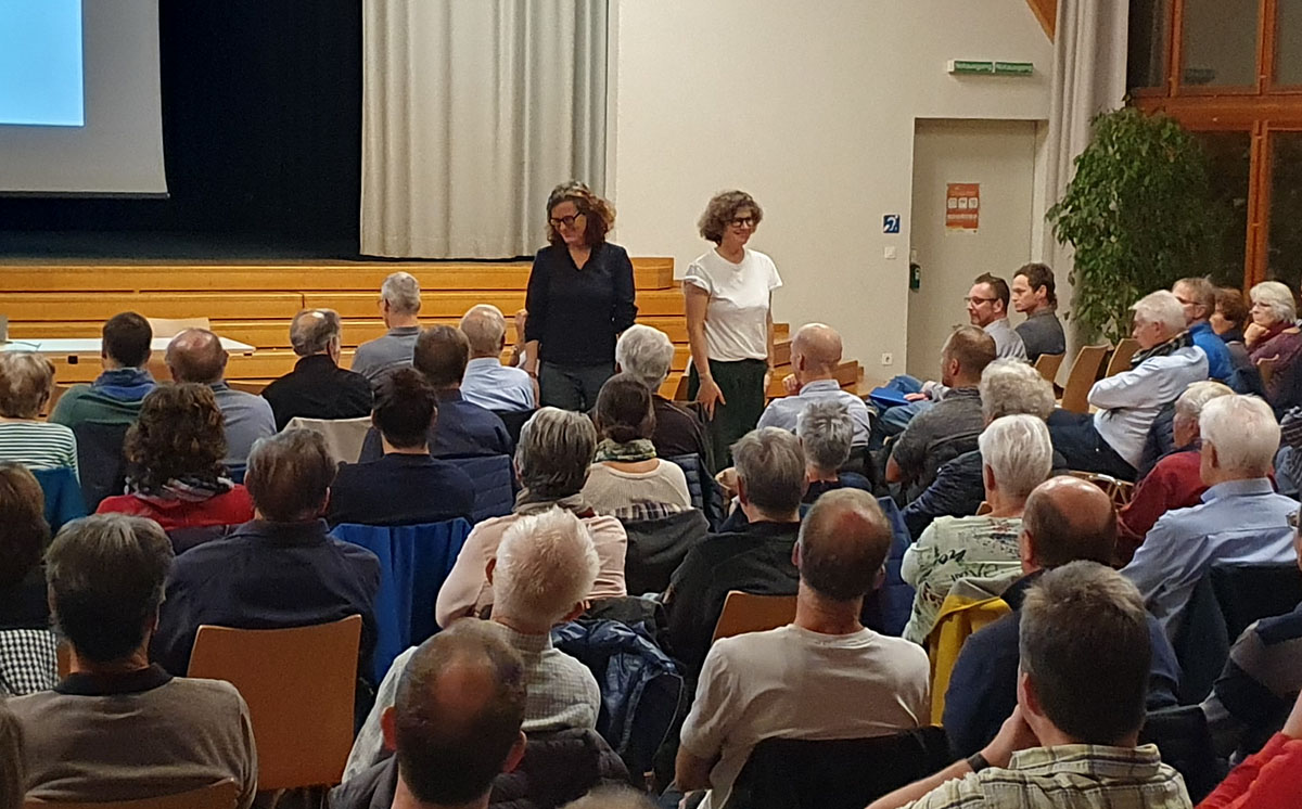 Nicole Deiss und Barbara Wiskemann von Neon Deiss Architektinnen (stehend)